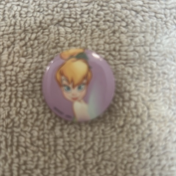 Assortment of Disney pins - Picture 9 of 9